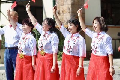 唱红歌展才艺，实拍青岛国际乐器演奏日