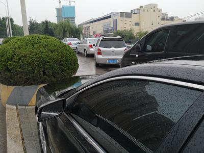 记者在现场|桥面人行道上乱停车 影响了市民通行