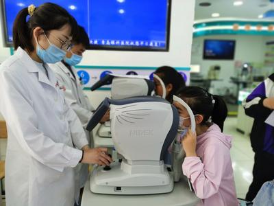 关注普遍的眼健康，青岛市嘉峪关学校走进眼科医院参加“爱眼日”公益活动