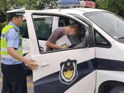 又见考生忘拿准考证，青岛交警“速递”再出发！