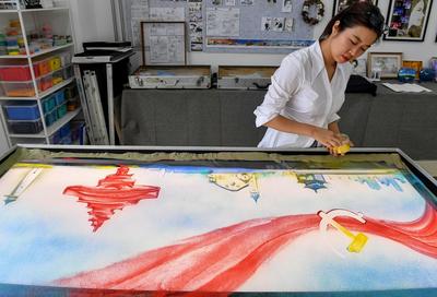 沙为墨 手为笔！女沙画师创作庆祝建党百年作品《不朽的赞歌》