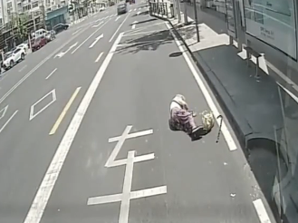 七旬老人路边摔倒、乘客网约车上发病……危急时刻，青岛好人挺身而出