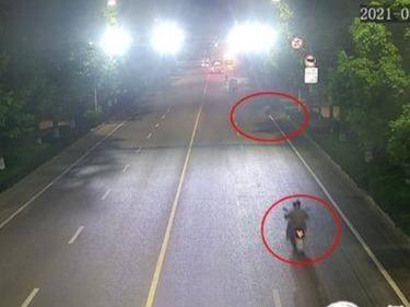 女子骑车打电话手机被抢，民警追查五天抓获嫌疑人