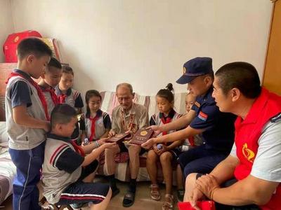 传承红色基因，凝聚奋进力量！“八一”前夕，青岛老兵家中来了一群志愿者