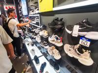 实拍青岛鸿星尔克实体店：“疯狂购物”刷爆银行卡，货架抢空宛如“清仓现场”