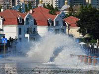 观海追风②| 澳门路海边镜头：浪高10余米冲上栈道，仍有人涉险穿行 