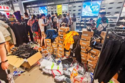 实拍青岛鸿星尔克实体店：“疯狂购物”刷爆银行卡，货架抢空宛如“清仓现场”