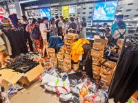 实拍青岛鸿星尔克实体店：“疯狂购物”刷爆银行卡，货架抢空宛如“清仓现场”