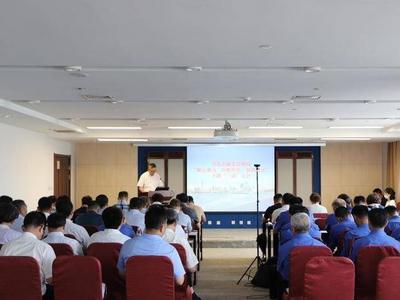 上访群众被请到了青岛市城市管理局的内部述职会，为处室、单位“打A票”