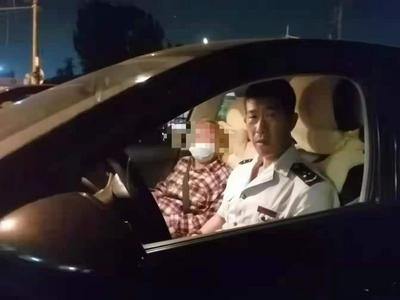 八旬老人迷路，小女孩坐错车……两位青岛司机做出了相同善举