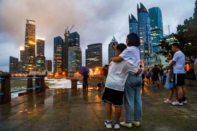 “烟花”散去，夜观巨浪，堪比海洋大片！