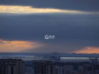 霞光穿过云层洒向大海！实拍青岛绝美日落