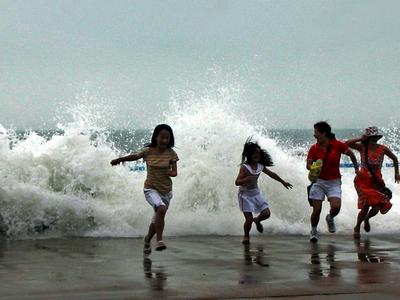 “烟花”逼近！一起看看这些年台风“撩”起的巨浪