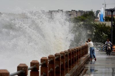 观海追风④| 沙子口海边堤坝实拍：巨浪渐趋凶猛，提醒游客避险