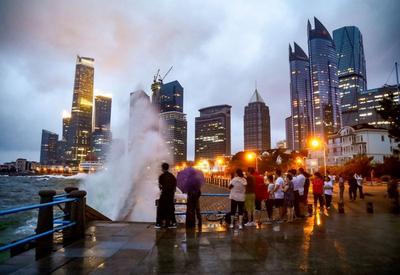 “烟花”散去，夜观巨浪，堪比海洋大片！