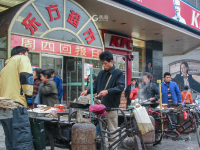 城市影像档案|旧日胶州路上的“美食探店”
