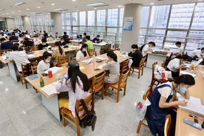 青岛“入伏日”实拍：扎堆图书馆享“清凉”阅读