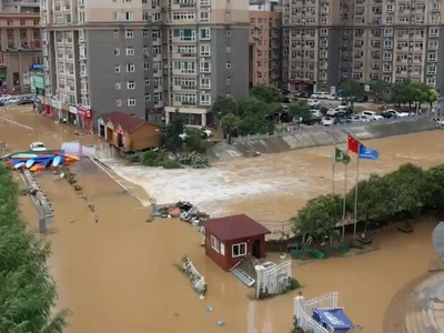 航拍暴雨后的郑州：多处路段积水，水位最高可达1.3米到1.5米