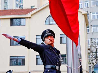 青岛市公安局举行庆祝中国共产党成立100周年升国旗活动