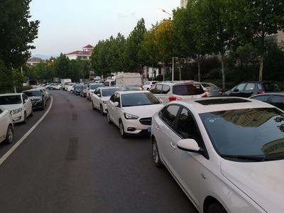 记者在现场|断头路成停车场 市民通行受阻