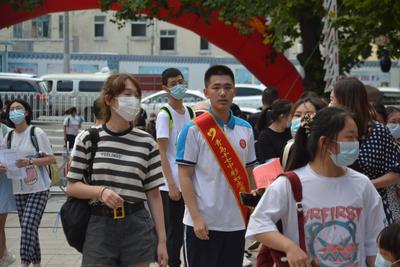 十七中的“第一课”温馨又振奋，优秀毕业生为学弟学妹设计录取通知书