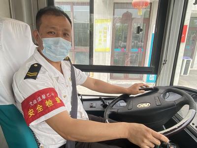 暖心！四岁娃被“丢”车厢，青岛公交司机主动帮她找到家人