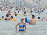 一浴实拍：数万人海边“下饺子” 萌娃抢镜