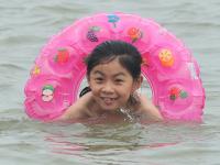 一浴实拍：数万人海边“下饺子” 萌娃抢镜