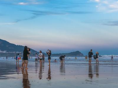 傍晚时分，石老人浴场的晚霞温柔治愈！|云游青岛