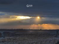 霞光穿过云层洒向大海！实拍青岛绝美日落