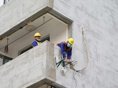 空调工安全绳：一头系着工人，另一头却靠人拉……