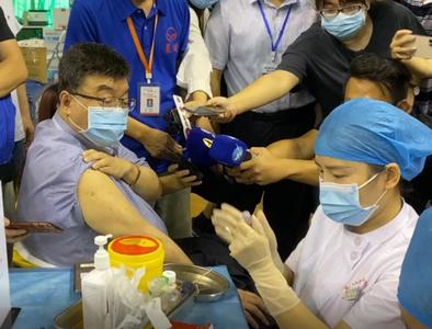 台湾知名人士邱毅在厦门接种新冠疫苗：我是中国人，回老家打