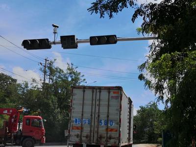 记者在现场|路口信号灯未启用  车辆行驶靠“默契”