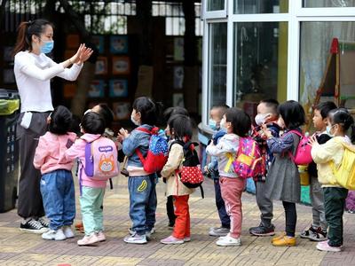 青岛市教育局：幼儿园应确保教职工全员持证上岗，园内监控保存不少于30日