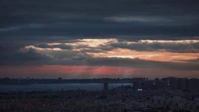 霞光穿过云层洒向大海！实拍青岛绝美日落