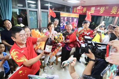 陈梦家人庆祝现场实拍！满屋奖牌，记者数了一下……