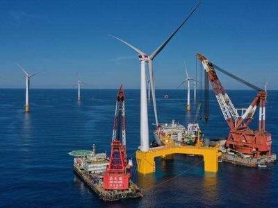 可抗17级台风！全球首台漂浮式海上风电机组成功安装