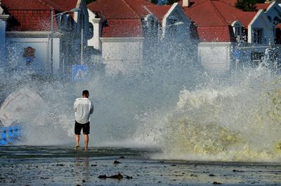 观海追风①| 青岛沿海拍到“巨浪大片”，有私家车被海浪袭击抛锚