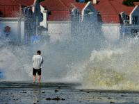 观海追风①| 青岛沿海拍到“巨浪大片”，有私家车被海浪袭击抛锚