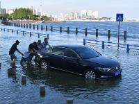观海追风①| 青岛沿海拍到“巨浪大片”，有私家车被海浪袭击抛锚