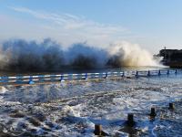 观海追风②| 澳门路海边镜头：浪高10余米冲上栈道，仍有人涉险穿行 