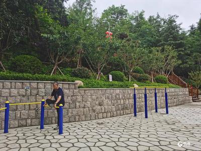 昔日荒地变身口袋公园，市民边健身边赏景儿