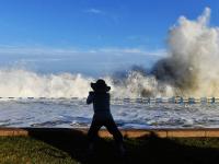 观海追风①| 青岛沿海拍到“巨浪大片”，有私家车被海浪袭击抛锚