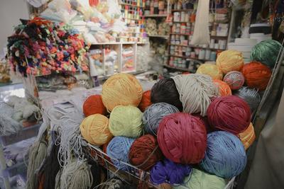 即墨路小商品城实拍：饰品货架上的“童话”范儿|老城烟火气①