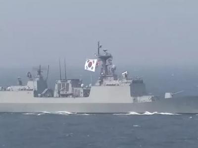 韩国一军舰68人确诊新冠，派2架军机接回