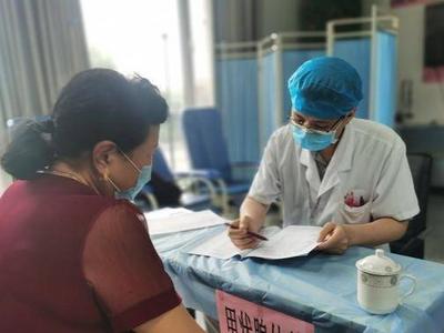 子女不在身边，花三五百雇人陪老人去看病靠谱吗？