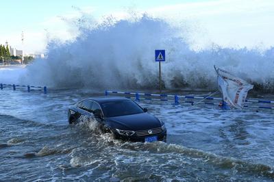 观海追风①| 青岛沿海拍到“巨浪大片”，有私家车被海浪袭击抛锚