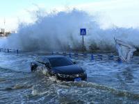 观海追风①| 青岛沿海拍到“巨浪大片”，有私家车被海浪袭击抛锚
