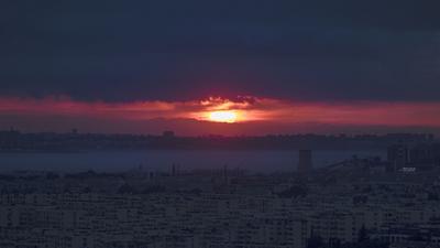 霞光穿过云层洒向大海！实拍青岛绝美日落