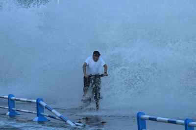 观海追风①| 青岛沿海拍到“巨浪大片”，有私家车被海浪袭击抛锚